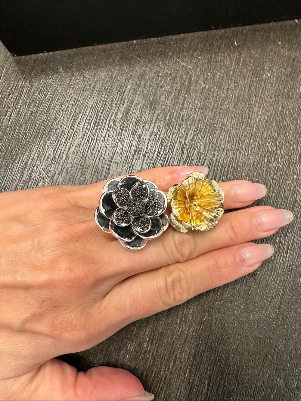 4 Rings. Floral Statement Ring Set in Black and Gold - Women Jewelry